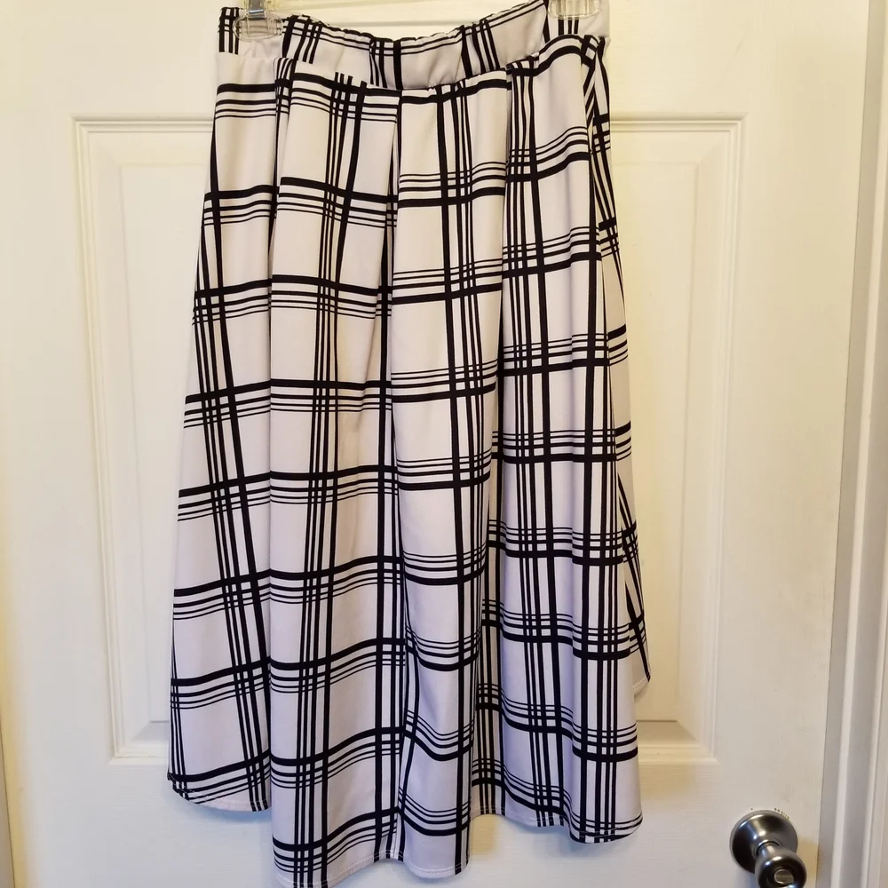 Black & White Plaid High-Low Skirt with Elastic Waistband - Picture 3 of 4